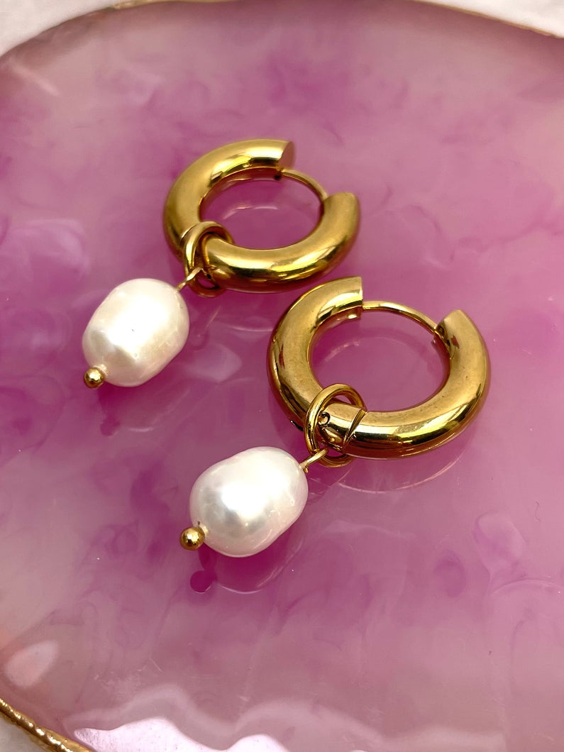 CHUNKY GOLD HOOPS WITH PEARLS
